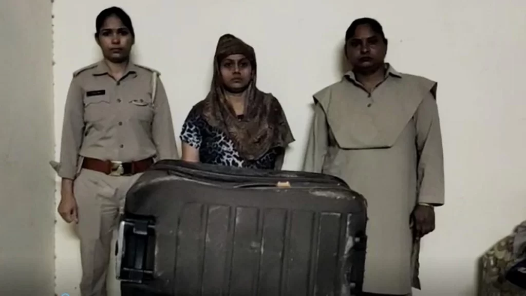 Pieces of two women found in suitcase (Karnataka)
