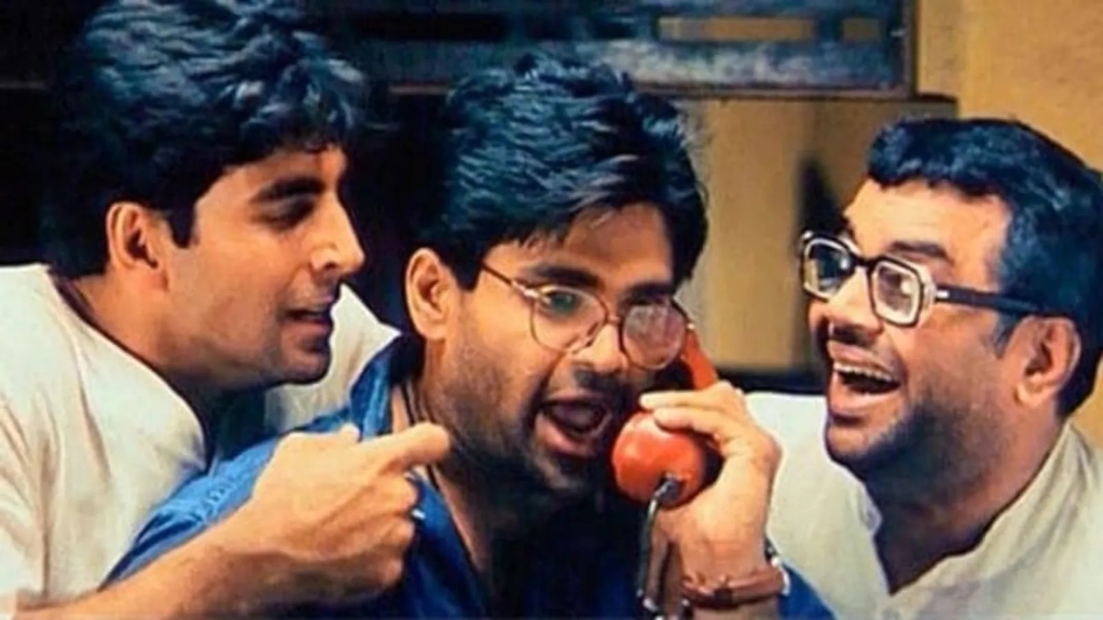 The iconic comedy Bollywood films 'Hera Pheri' and then 'Hera Pheri' were liked by the people. People have been demanding the third film of this franchise for a long time. In the past, there was a lot of news about the film 'Hera Pheri 3'. The film 'Hera Pheri 3' has been the most discussed about its starcast.
As per reports there is Good News for Hera Pheri 3 Fans as Akshay Kumar’s Raju will Return with Suniel Shetty’s Shyaam and Paresh Rawal’s Babu Bhaiya for Film’s Sequel.