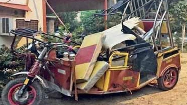 A speeding truck hit an e-rickshaw, one boy died, 15 people were injured