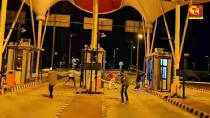 MNS workers, furious after Raj Thackeray's son was stopped at toll plaza and ransacked, apologized to the operators