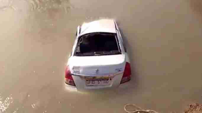 UP News: Five people died due to a car falling in the canal; people kept suffering in the water and broke their breath